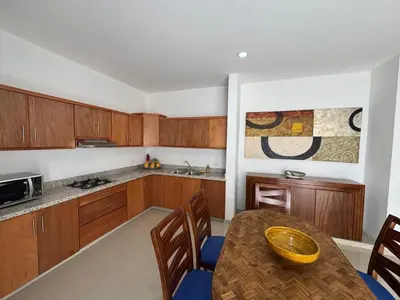 Una cocina o zona de cocina en 2br 1ba Condo 1 block to ocean Condo 1