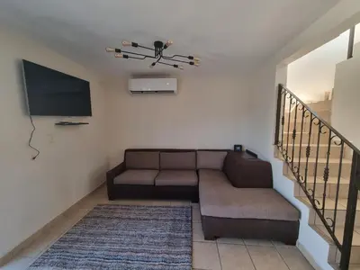 Una televisión o centro de entretenimiento en casa lourdes