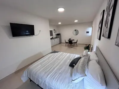 Una televisión o centro de entretenimiento en 2 minutos del consulado