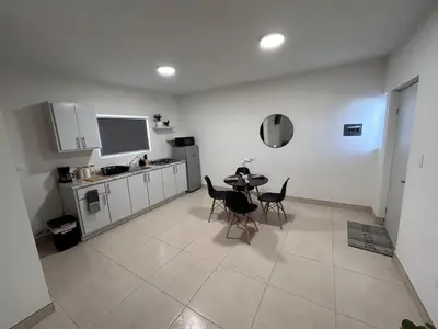 Una cocina o zona de cocina en 2 minutos del consulado