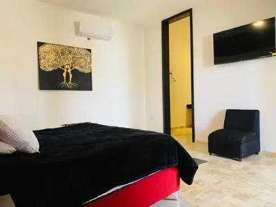 Una televisión o centro de entretenimiento en Hotel Boutique Embrujo Encanto