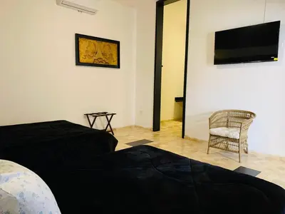 Una televisión o centro de entretenimiento en Hotel Boutique Embrujo Murmullo