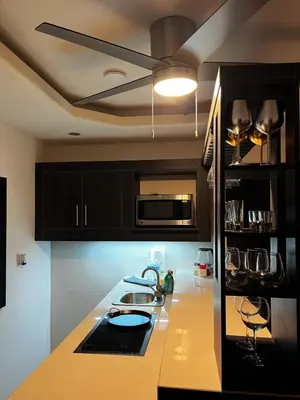 Una cocina o zona de cocina en AXEL Suites Diamante Jacuzzi