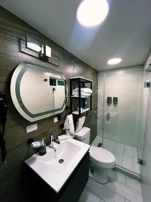Un baño de AXEL Suites Diamante Jacuzzi