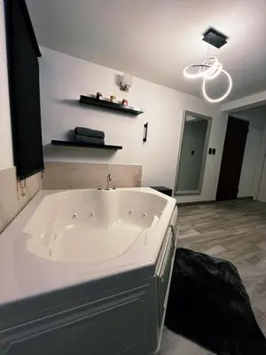 Un baño de AXEL Suites Diamante Jacuzzi