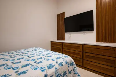 Una televisión o centro de entretenimiento en Casa Marinera