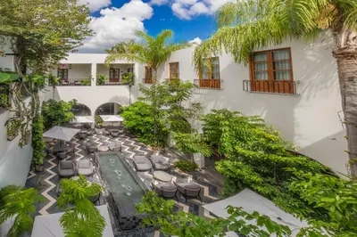 Jardín al aire libre en Pueblo Bonito Vantage Centro Histórico Mazatlán