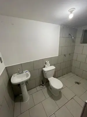 Un baño de GR20acd Corredor Comercial
