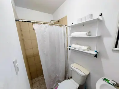 Un baño de Departamento 1 cerca del CAS y consulado,CRIT,Centro de Gobierno y Galerías Mall Cómodo, moderno y con entrada autónoma