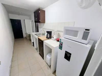 Una cocina o zona de cocina en Departamento 1 cerca del CAS y consulado,CRIT,Centro de Gobierno y Galerías Mall Cómodo, moderno y con entrada autónoma