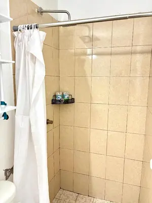 Un baño de Cómodo departamento 2 cerca del centro de gobierno , CAS, Consulado , CRIT