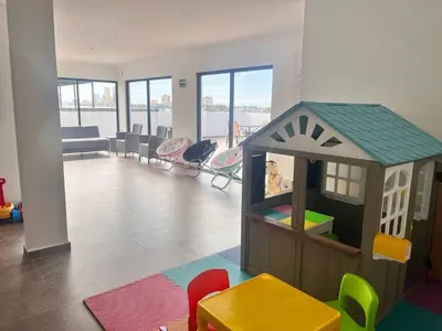 Una televisión o centro de entretenimiento en Marina Cerritos Apartment