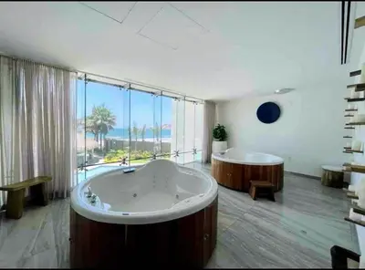 Un baño de Luxury apartment with an ocean view - Golden Zone -