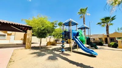 Zona de juegos infantil en Casa California de una planta