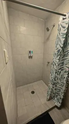 Un baño de Santafe Suites
