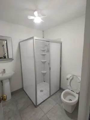 Un baño de Santafe Suites