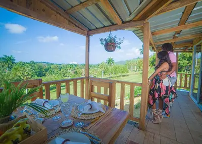 Un balcón o terraza de Natural Retreat with Jacuzzi and Stunning Views in Vista al Valle