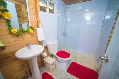 Un baño de Natural Retreat with Jacuzzi and Stunning Views in Vista al Valle
