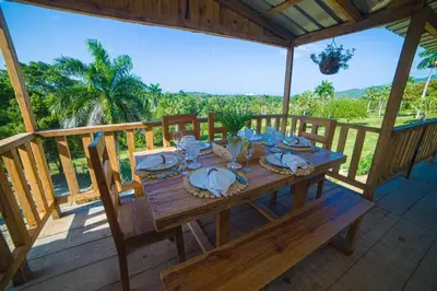 Un balcón o terraza de Natural Retreat with Jacuzzi and Stunning Views in Vista al Valle