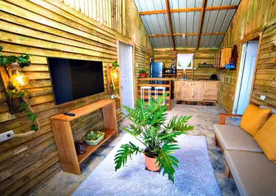 Una televisión o centro de entretenimiento en Natural Retreat with Jacuzzi and Stunning Views in Vista al Valle