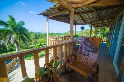 Un balcón o terraza de Natural Retreat with Jacuzzi and Stunning Views in Vista al Valle