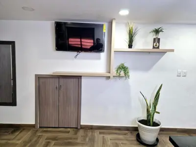 Una televisión o centro de entretenimiento en Elegante Loft Pitagoras 1