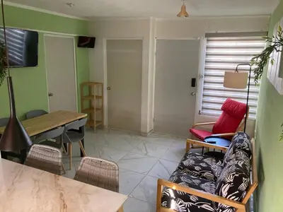 Una televisión o centro de entretenimiento en Casa con dos cómodas habitaciones