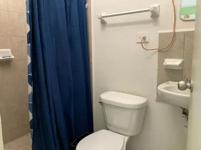 Un baño de Casa con dos cómodas habitaciones