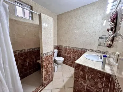 Un baño de Acogedor depa a pie de playa by G P S rentas