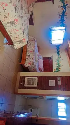 Una televisión o centro de entretenimiento en Cabañas Darely