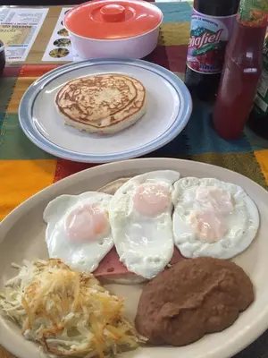 Comida en o cerca de este hotel