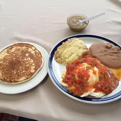 Comida en o cerca de este hotel