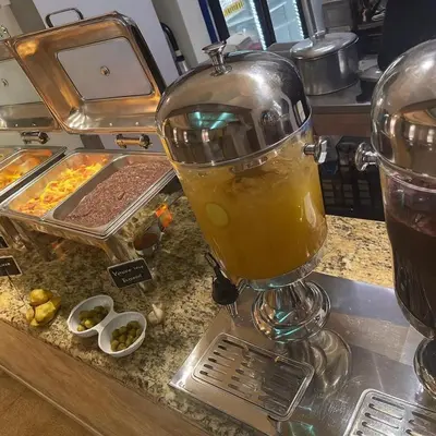 Comida en o cerca de este hotel