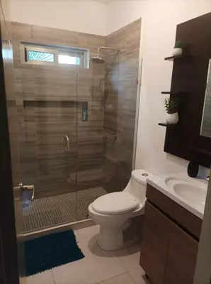 Un baño de Nice and comfortable apartment, close to the pier