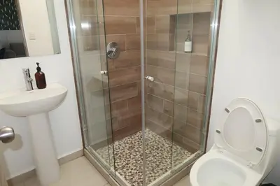Un baño de apartment 5 minutes from the beach