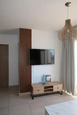 Una televisión o centro de entretenimiento en apartment 5 minutes from the beach