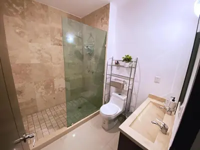 Un baño de Apartment on the Malecon, The One Tower