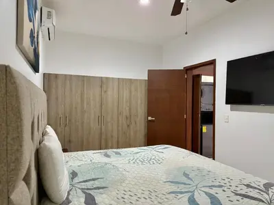 Una televisión o centro de entretenimiento en Apartment in the golden zone near the beach rincon colonial 102