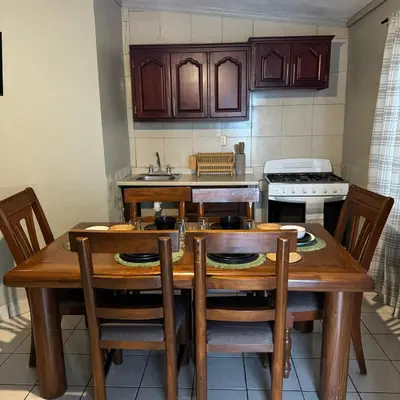 Una cocina o zona de cocina en Departamento Amueblado Jazmin