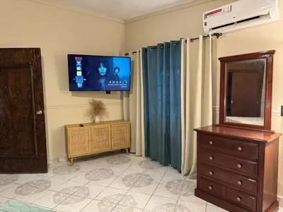 Una televisión o centro de entretenimiento en Departamento Amueblado Jazmin