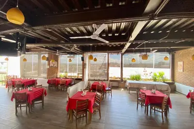 Un restaurante o sitio para comer en Hotel Grand Elizabeth