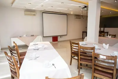 Un restaurante o sitio para comer en Hotel Grand Elizabeth