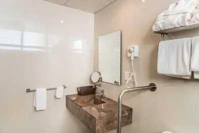 Un baño de Hotel Grand Elizabeth