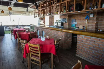 Un restaurante o sitio para comer en Hotel Grand Elizabeth