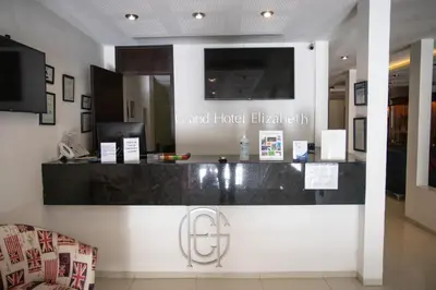 Una televisión o centro de entretenimiento en Hotel Grand Elizabeth