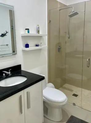 Un baño de Torre Eme- stunning bay view and balcony!