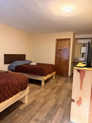 Cama o camas de una habitación en HOTEL Y CABAÑAS El PINO