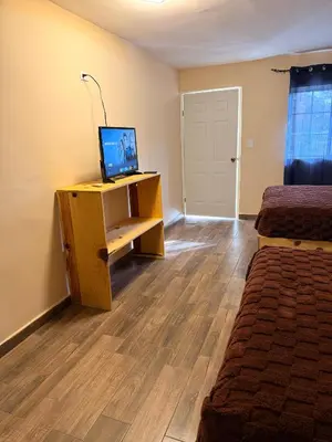 Una televisión o centro de entretenimiento en HOTEL Y CABAÑAS El PINO