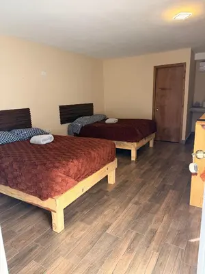 Cama o camas de una habitación en HOTEL Y CABAÑAS El PINO