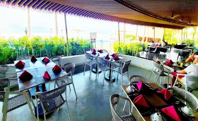 Un restaurante o sitio para comer en Park Royal Depto de Lujo Frente Playa